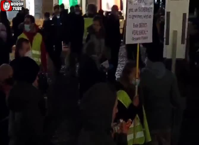 Video :German police officers monitor social distancing with a tape measure!